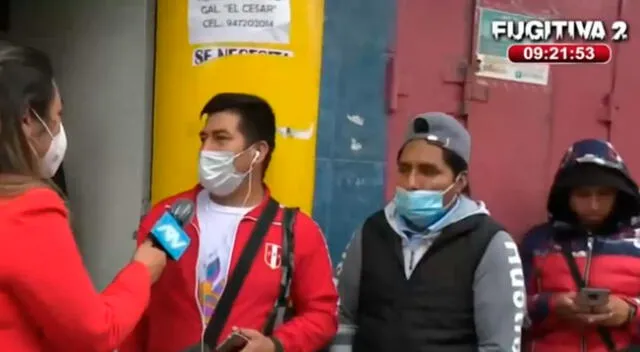 Otra gran cantidad de fanáticos de la bicolor flameaban una bandera gigante del Perú.