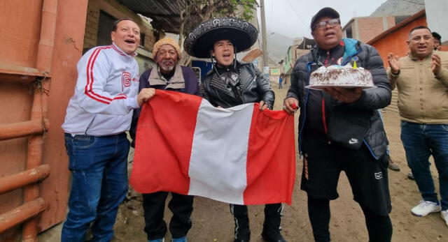 ¡Con todo! Padre y abuelo de Edison Flores alientan a la selección peruana de cara al repechaje.