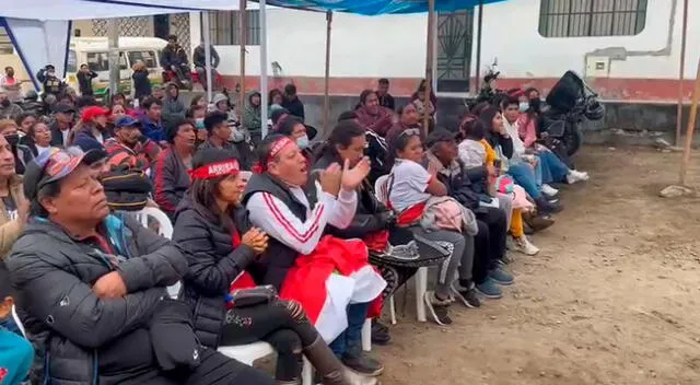 Perú vs Australia: padre y vecinos de Flores aplauden ingreso de Oreja [VIDEO]