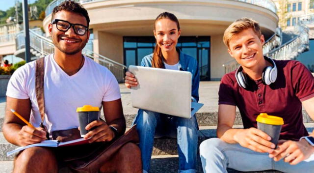 Puedes postular a una beca de tu interés para estudiar en una universidad extranjera.