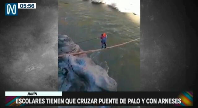 Junín: menores tienen que cruzar puente de palo con arneses para llegar al colegio [VIDEO]