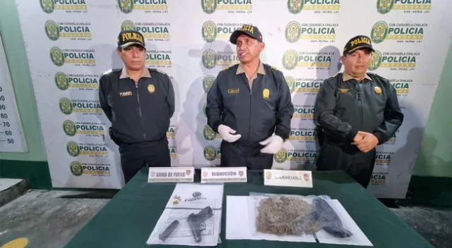 Presentación de armas y droga encontrada al detenido.