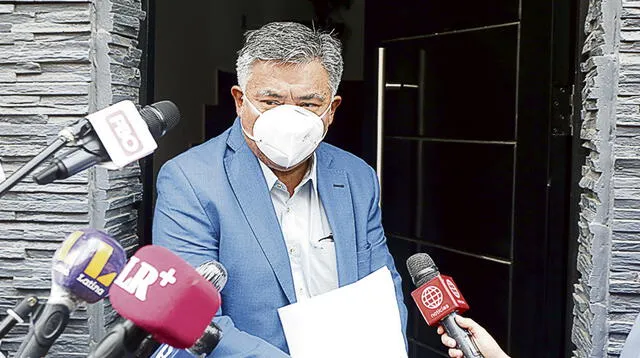 César Nakazaki aseguró que su defendida no entregó 100 mil soles a Pedro Castillo.