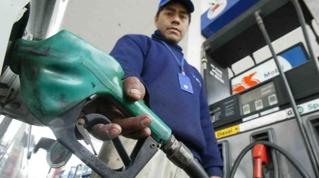 La gasolina mantiene su precio al alza pese a que el dólar tiene algo de estabilidad.