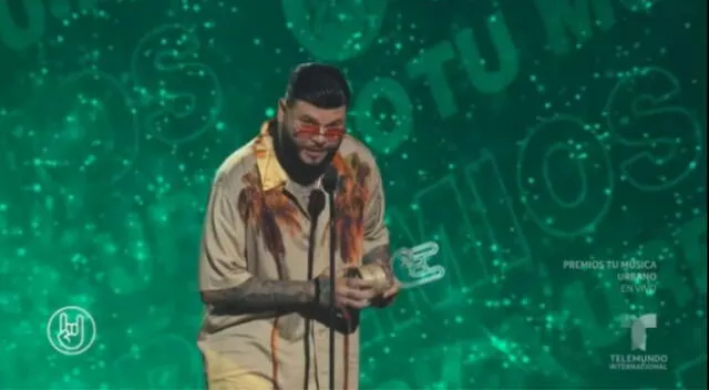 Premios Tu Música Urbano 2022: Farruko se arrodilla al recibir su premio