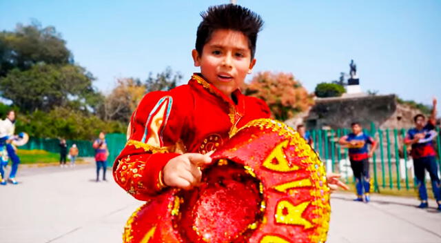 En el video clip se puede ver a un conjunto de caporales y al pequeño cantante interpretando el tema viral.