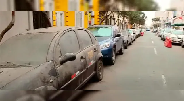 Vecinos denuncian que PNP se adueña de calles con autos incautados [VIDEO]