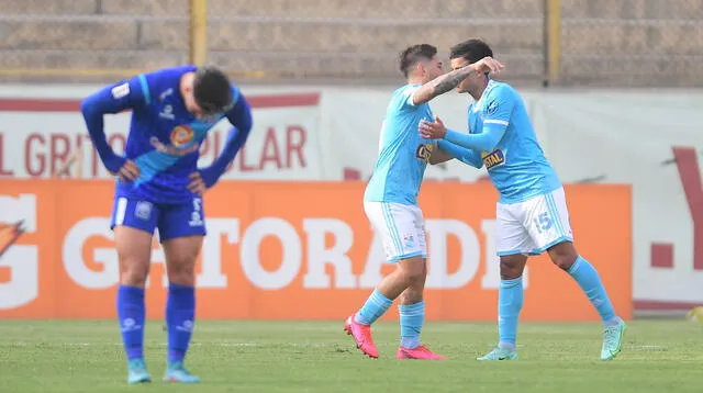 Hohberg recibe la felicitación de Lora por el gol marcado a Penny del Alianza Atlético.