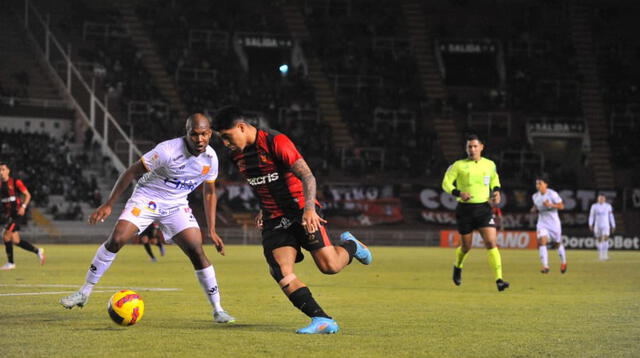 Luis Iberico mostrando su peligrosidad ante la defensa del Atlético Grau.