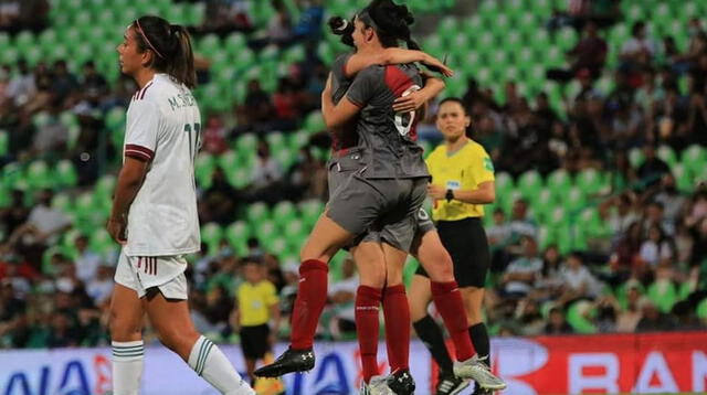 Festejo de las jugadoras peruanas por el empate transitorio ante las mexicanas.