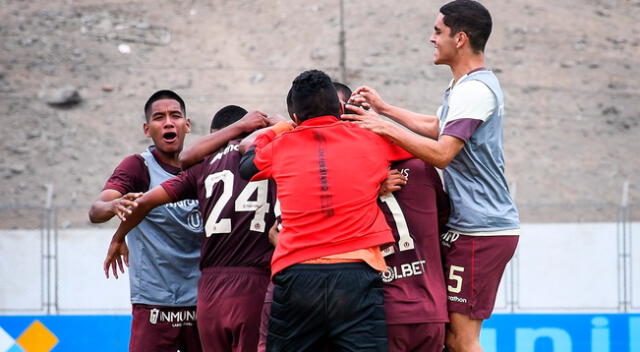 Festejo de los jugadores de la 'U' tras el gol de la victoria de Lupu.