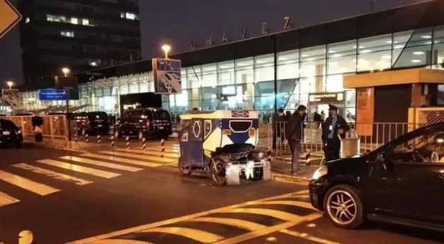 Llamativa escena de una mototaxi en el aeropuerto Jorge Chávez se hizo viral en las redes sociales.