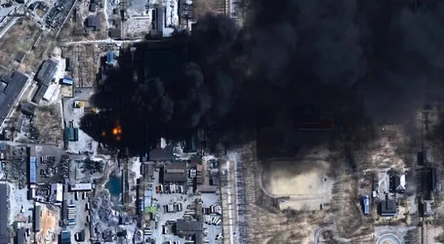 Una imagen satelital de tanques de almacenamiento de petróleo en llamas en Chernihiv durante la invasión rusa de Ucrania el 21 de marzo.