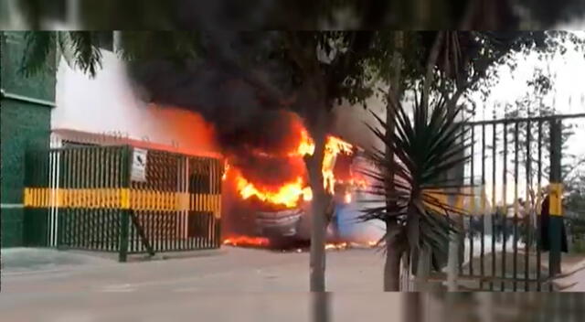 Ate: Incendio de bus deja inmuebles afectados [VIDEO]