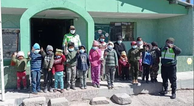 Arequipa: policías compran abrigos con sus sueldos para niños de ‘Pueblo bajo cero’