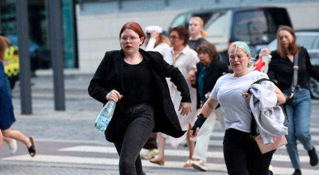 La gente sale del centro comercial de Field, después de que la policía danesa dijera que recibió informes de disparos, en Copenhague, Dinamarca, el 3 de julio de 2022.