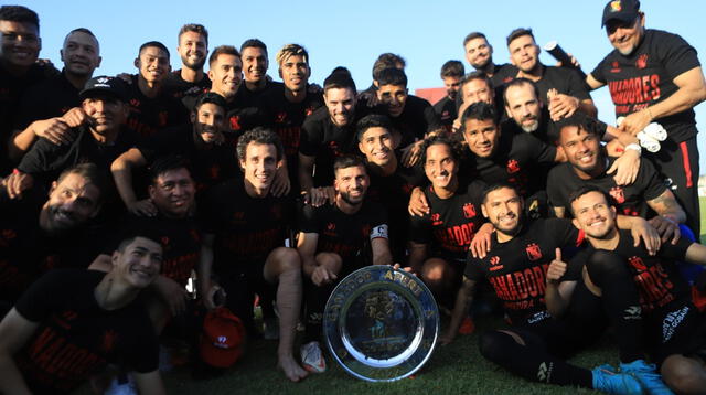 Melgar posa con el plato que lo proclamó como ganador del Apertura y ahora va por el título nacional.