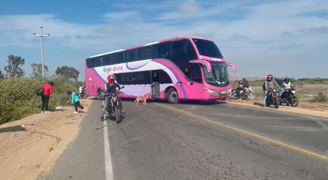 La Policía Nacional del Perú (PNP) llegó hasta la zona para retirar lo que obstruía el paso de las unidades de transporte interprovincial y carga pesada.