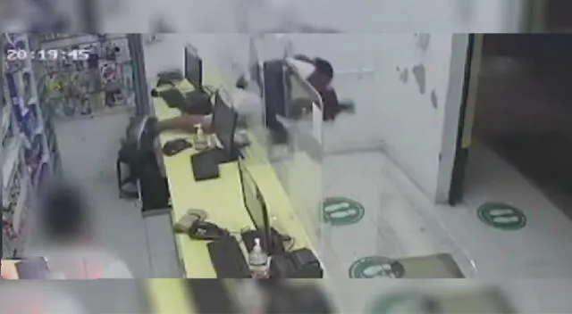 Piura: ladrón se resbala tras saltar mostrador de una botica [VIDEO]