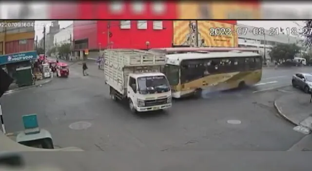 Breña: bus de transporte público chocó y volcó un camión de carga [VIDEO]