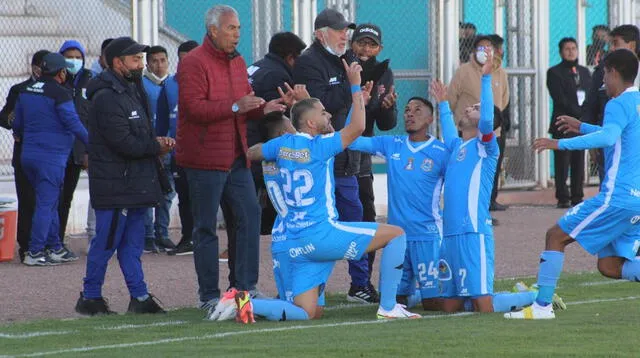 Wilmar Valencia, técnico del Binacional se une a los festejos de su equipo en la goleada a la San  Martín.