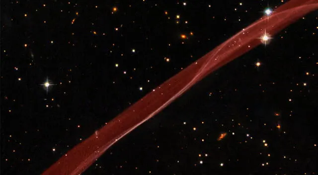En la imagen del Hubble, se pueden ver muchas galaxias que salpican la imagen.