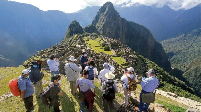 Turistas se alistan para viajar y aprovechar el feriado largo.