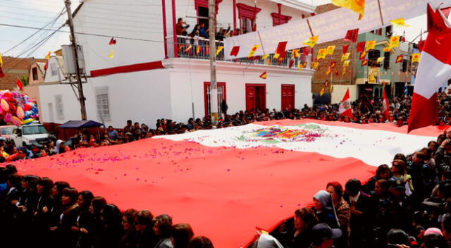 La bandera del Perú paso en total por cuatro diseños.