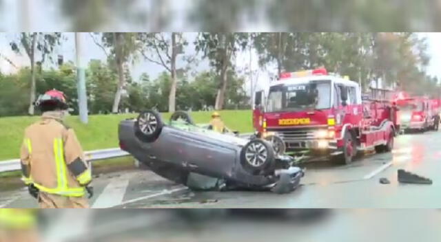 Auto de taxista queda volcado tras triple choque [VIDEO]