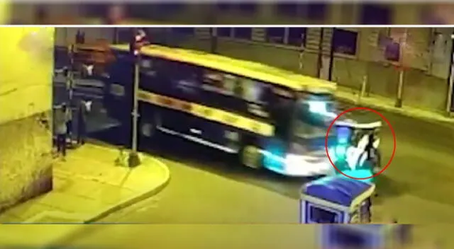 Cercado: bus embiste y arrastra varios metros a mototaxista, quien terminó grave [VIDEO]