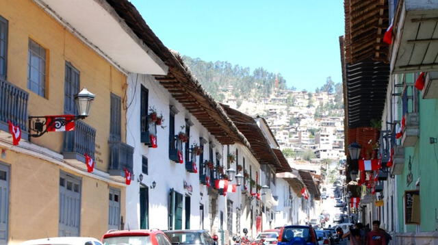 Los peruanos saben que cada mes de julio deben colocar la bandera del Perú en sus azoteas.