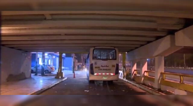 Jesús María: bus de transporte público se queda atorado en puente de la avenida Brasil [VIDEO]