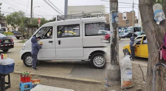 Niño vende en las calles para poder pagar su operación y poder caminar con normalidad.