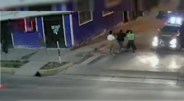 Ayacucho: sujeto en aparente estado de ebriedad agarra a golpes a policía que lo intervino [VIDEO]