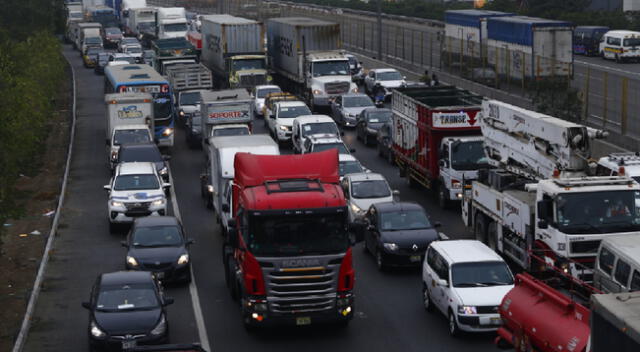 Lima: congestión vehicular hace perder hasta 38 soles diarios más en combustible [VIDEO]