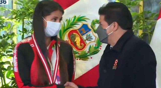 Kimberly García elevó la voz de protesta en Palacio de Gobierno.