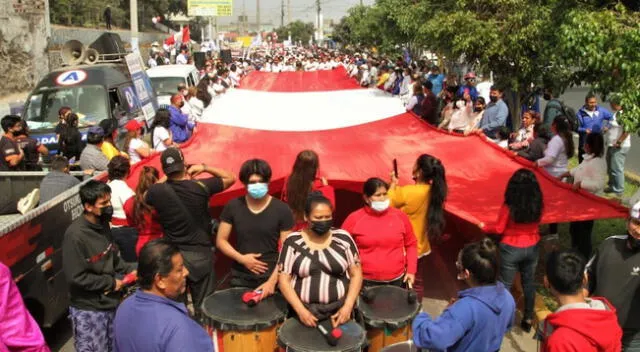 Comas: presentan la bandera más grande del Perú por Fiestas Patrias