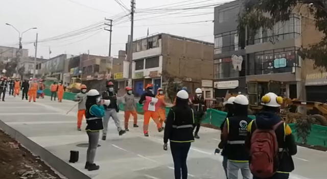 Trabajadores de Pasamayito en Collique, desfilaron previo a Fiestas Patrias.