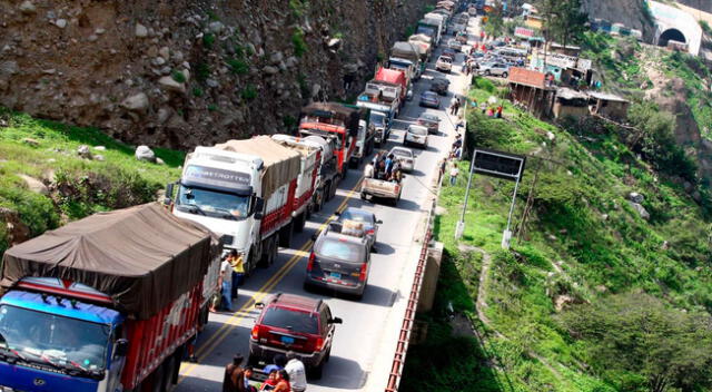 La congestión vehicular perjudica a a las familias que deseaban salir de Lima para celebrar las Fiestas Patrias.