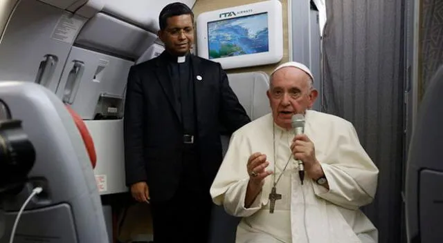 El Papa Francisco dio declaraciones a la prensa sentado en la silla de ruedas de un avión.