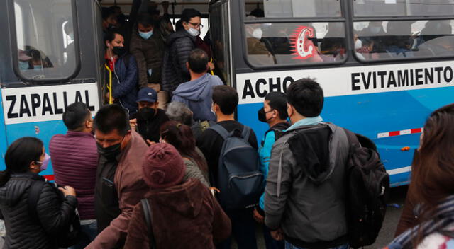 Ciudadanos deben mantener el distanciamiento social en los paraderos y lugares cerrados.