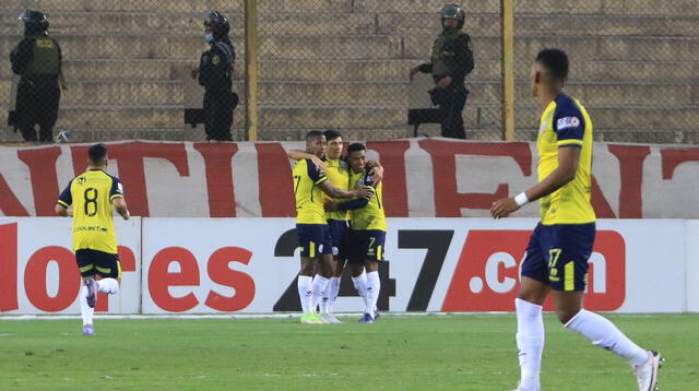 El paraguayo Ovelar recibe la felicitación de sus compañeros por el gol anotado a la 'U'.