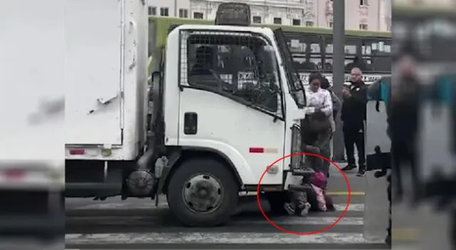 Cercado: mujer se mete debajo de camión con su bebé para evitar que se lleven su herramienta de trabajo [VIDEO]