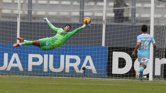 Saravia  portero de Alianza Lima realiza una salvada espectacular .