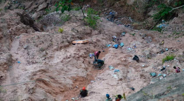 Cadáveres fueron rescatados por bomberos, policías, pobladores y Sinchis.