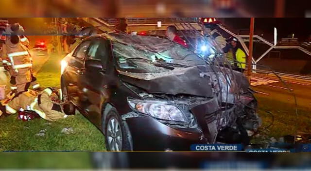 Miraflores: auto queda destrozado tras chocar contra poste en la Costa Verde [VIDEO]