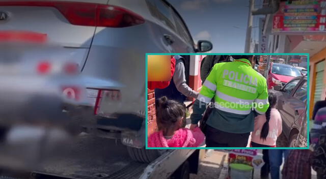 Niñas se alarman al ser llevadas dentro del carro de sus padres por una grúa.