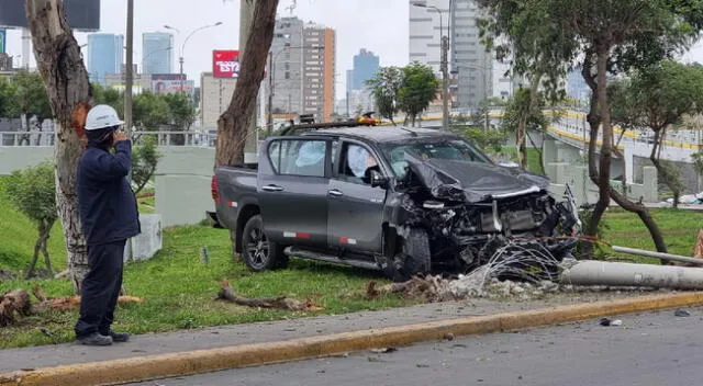 La Victoria: camioneta se empotró contra poste de alumbrado público y causa daños en su base [VIDEO]