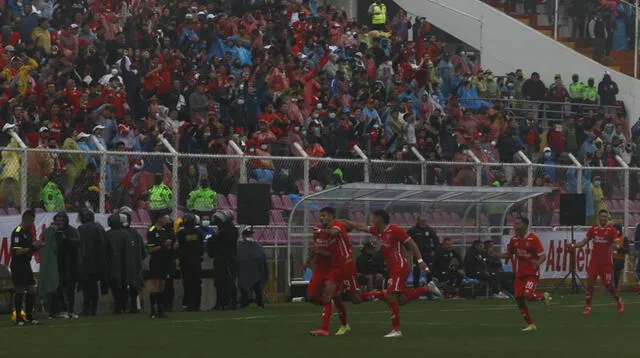 Beltrán celebra con sus compañeros el gol marcador a Universitario que fue el del triunfo.