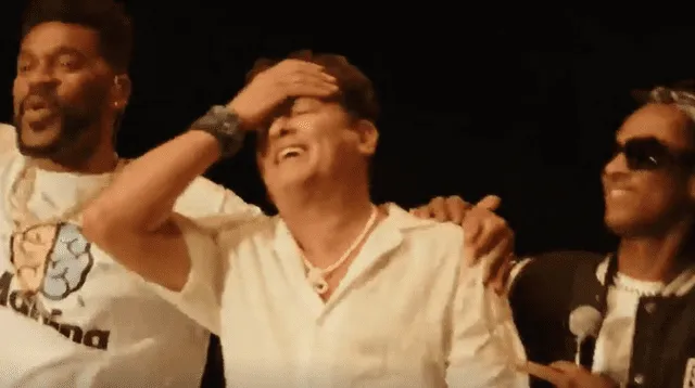 Carlos Vives conmovido con sorpresa de cumpleaños en pleno concierto